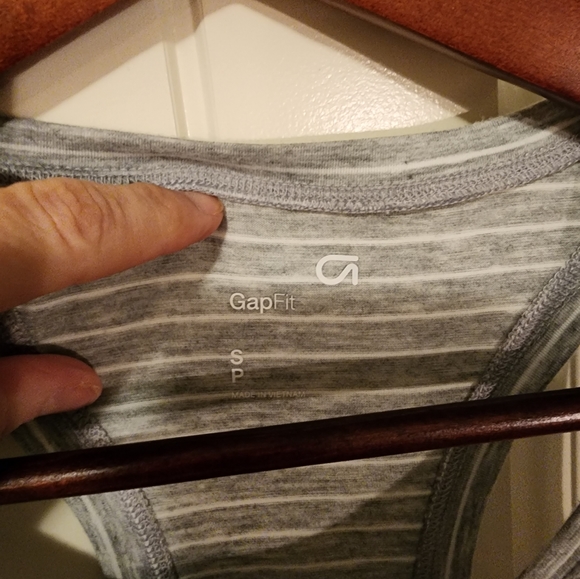 Workout top by Gap. - Picture 3 of 4